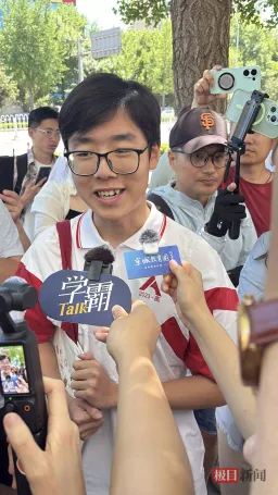 北京人大附中首位出考场男生:目标清华大学